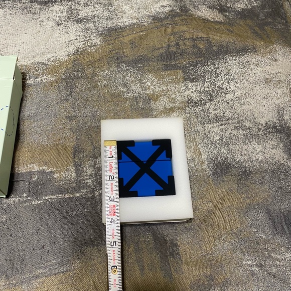 Off-White Arrow AirPods Case Pro - Picture 6 of 9